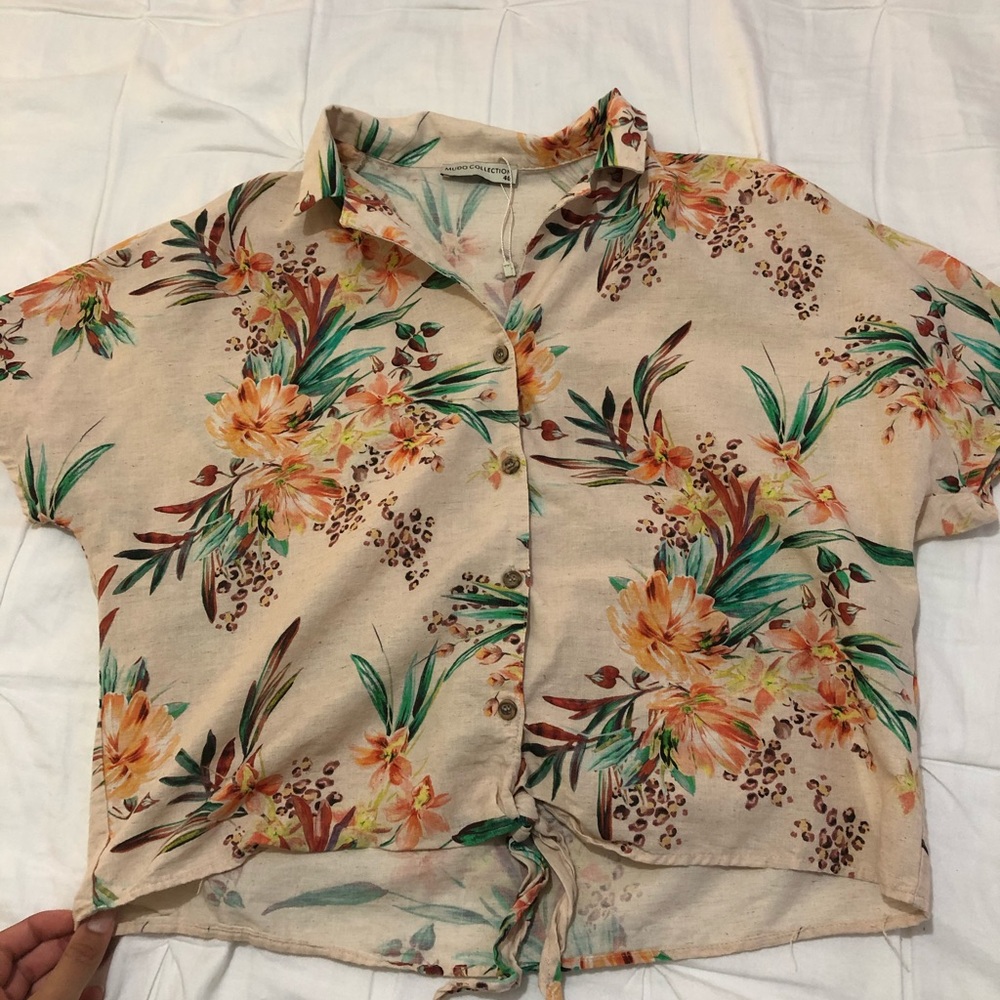 Hawaii inspired tie front tee